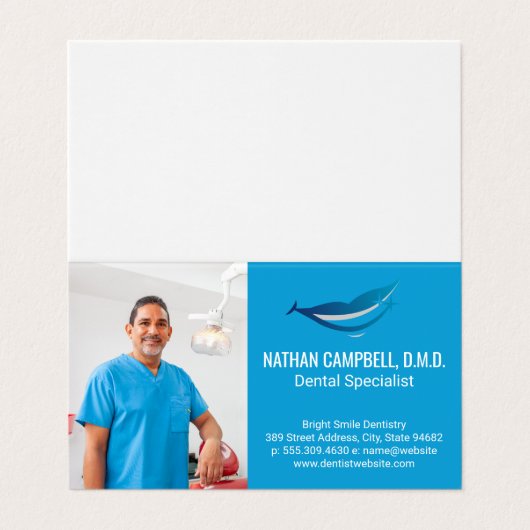 Tandarts Lachend in Kantoor Visitekaartje (Buitenkant ongevouwen)