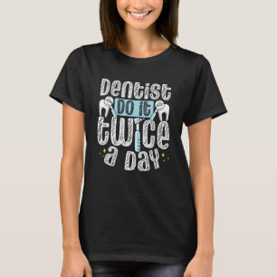 Tandartsen doen het twee keer per dag tandartsassi t-shirt