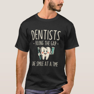 Tandartsen vullen de kloof één glimlach tegelijk D T-shirt