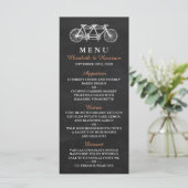 Tandem-fiets op het bord van het bruiloft menu (Staand voorkant)
