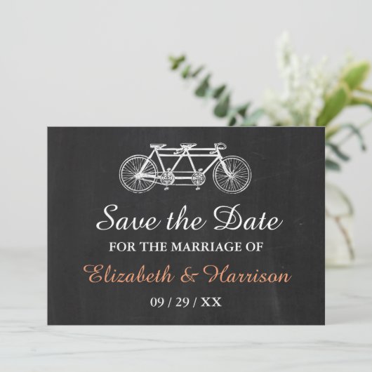 Tandemfiets op schoolbord Bruiloft Bewaar de datum Save The Date (Staand voorkant)