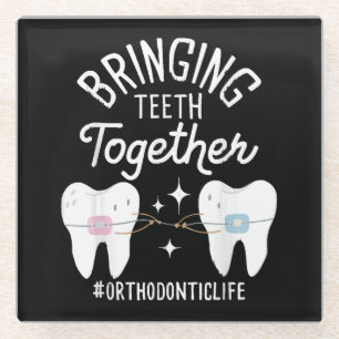 Tanden bij elkaar brengen - orthodontist  glazen onderzetter