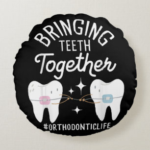 Tanden bij elkaar brengen - orthodontist rond kussen