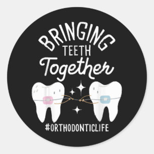 Tanden bij elkaar brengen - orthodontist ronde sticker