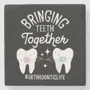 Tanden bij elkaar brengen - orthodontist  stenen onderzetter
