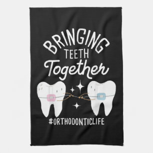 Tanden bij elkaar brengen - orthodontist  theedoek