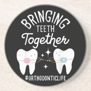 Tanden bij elkaar brengen - orthodontist  zandsteen onderzetter