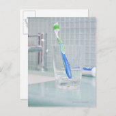 Tandenborstel in een beker in de badkamer briefkaart (Voorkant / Achterkant)