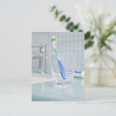 Tandenborstel in een beker in de badkamer briefkaart (Staand voorkant)