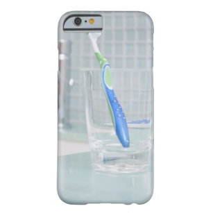 Tandenborstel in een beker in de badkamer barely there iPhone 6 hoesje