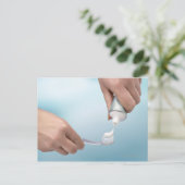 Tandpasta die op een borstel wordt ingedrukt briefkaart (Staand voorkant)