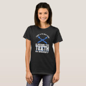 Tandtechnicus werkt in een tandtechnisch laborator t-shirt (Voorkant volledig)