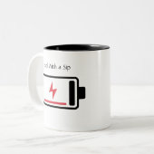 Tanken met een slok tweekleurige koffiemok (Voorkant links)