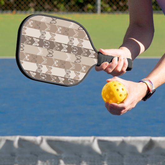 Tann neutraal aardse vlindergestreepte ontwerp pickleball paddle (Insitu)