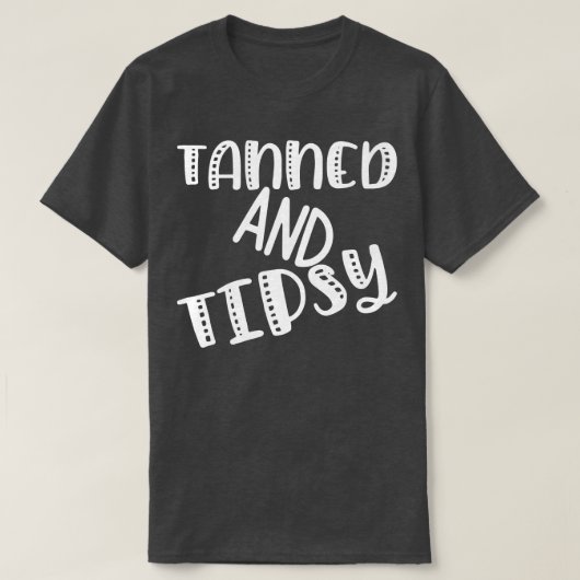 Tanned en Tipsy Fun Summer Beach Sand Surf Design T-shirt (Design voorkant)