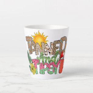 Tanned en Tipsy   Leuk zomerfeest ontwerp Latte Mok