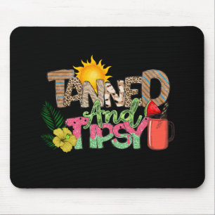 Tanned en Tipsy Leuk zomerfeest ontwerp Muismat