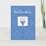 Tante en oom Hanukkah Wishes Blue Menorah Feestdagen Kaart<br><div class="desc">Je tante en oom zullen blij zijn om deze mooie kaart te ontvangen. Een elegante menorah wordt gesorteerd door een Happy Hanukkah-bericht in een perfecte combinatie van lettertypen en ontwerpen.</div>