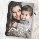Tante Est jaar handgeschreven script hart Magneet<br><div class="desc">Koelkastmagneet met de tekst "Tante" in een handgeschreven scriptlettertype met een klein hartje aan het einde en het jaar eronder als een overlay over uw aangepaste foto.</div>