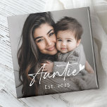 Tante Est jaar handgeschreven script hart Magneet<br><div class="desc">Koelkast magneet met de tekst "Tante" in een handgeschreven stijl script lettertype met een beetje hart aan het einde en het jaar eronder als een overlay over uw aangepaste foto.</div>