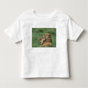 Tanzania, Ngorongoro-krater. Afrikaanse leeumoeder Kinder Shirts
