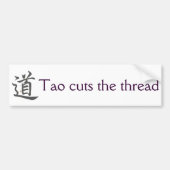 Tao snijdt de thread bumpersticker (Voorkant)