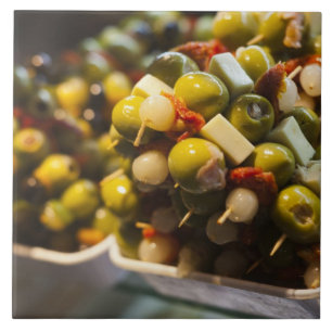 Tapas gemaakt met gevulde olijven tegeltje