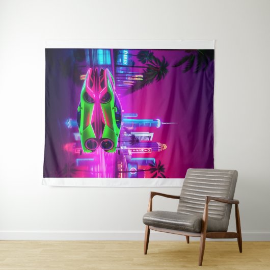 Tapestry Neon Racer – jaren 80 Retro-futuristische Wandkleed (In Situ (horizontaal))