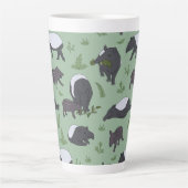 Tapirfamilie diner in het groen latte mok (Voorkant)