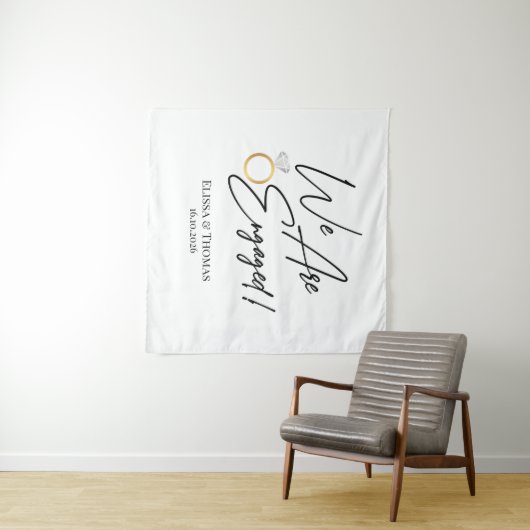 Tapiz We Are Engaged! Backdrop Wandkleed (In Situ (horizontaal))