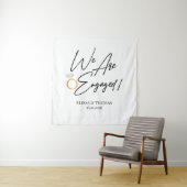 Tapiz We Are Engaged! Backdrop Wandkleed (In situ)