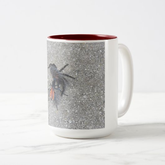 Tarantula Hawk voedt zich op een tarantula Tweekleurige Koffiemok (Voorkant rechts)