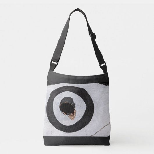 Target scheurt crossbody tas aan flarden (Voorkant)