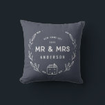 Tartan achterkant voor 'Mr en Mrs nieuw huis' Kussen<br><div class="desc">'Mr en Mrs nieuw huis' of 'pasgetrouwd' kussen. Handgetekende bloemen en kleine huisdetails. De achtergrondkleur van de tartan geruite achterkant kan worden aangepast.</div>