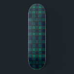 Tartan Clan Black Bekijk de blauwe groene cheque Persoonlijk Skateboard<br><div class="desc">Clan Black Watch tartan green black check skateboard. Maakt een geweldig cadeau of behandel jezelf. Pas het aan met je favoriete of nieuwe outfit. Je zou iedereen kunnen laten zien die jaloers is. TIP: Combineer deze handdoek met onze bijpassende canvas tas, yoga mat of papieren luiers om het ultieme Clan...</div>