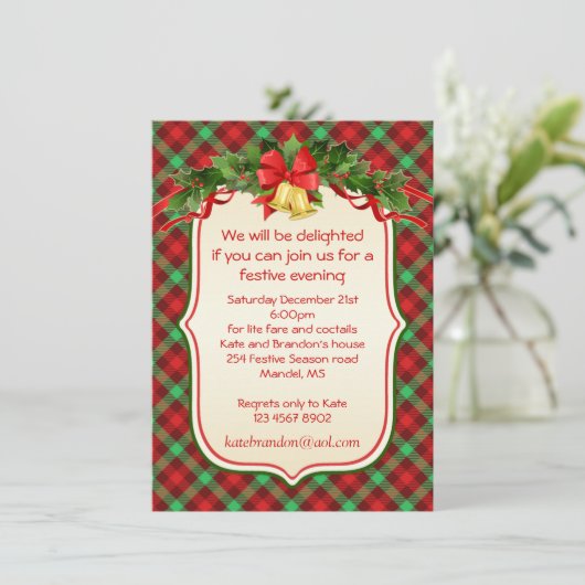 Tartan Holly Bells Kerstfeest Uitnodiging (Staand voorkant)