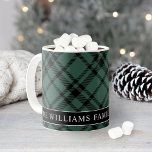 Tartan Hunter Green Pset Custom Family Monogram Koffiemok<br><div class="desc">Pas deze feestelijke kerstkoffie of hete cacao-mok aan met uw familienaam en de datum die is vastgesteld (het jaar dat het eerste kind is geboren of het jaar dat het eerste kind is geboren) of een andere aangepaste tekst. Het ontwerp is voorzien van een klassieke, maar moderne jager/pijngroen en zwarte...</div>