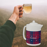Tartan - Patriottisch - Rode Blauwe Witte Stars Theepot<br><div class="desc">Tartan in oude rode,  oude roofblauwe en witte sterren. Kan bijna elke keer worden gebruikt en is genderneutraal en leeftijdsneutraal. Andere tartan-kleuren beschikbaar.</div>