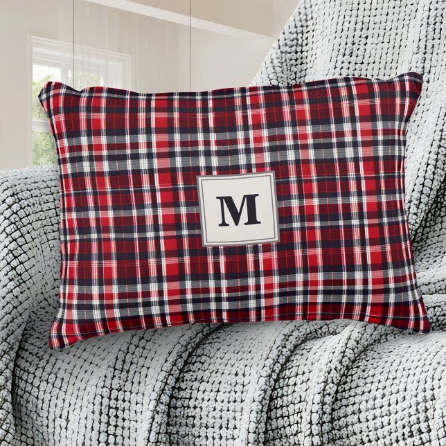 Tartan patroon rode geruite kerst monogram accent kussen (A stylish monogrammed pillow, with tartan plaid pattern in red, gray and white)
