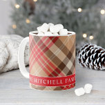 Tartan Red Tan Pset Custom Family Monogram Koffiemok<br><div class="desc">Pas deze feestelijke kerstkoffie of hete cacao-mok aan met uw familienaam en de datum die is vastgesteld (het jaar dat het eerste kind is geboren of het jaar dat het eerste kind is geboren) of een andere aangepaste tekst. Het ontwerp is voorzien van een feestelijk en stijlvol rood, geelbruin, beige...</div>