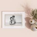 tarwe | Dreamweaver Wish Merry-kerstfoto Feestdagenkaart<br><div class="desc">Onze kleine kerstkaart is te laag en te elegant en lijst uw favoriete foto met een penseel van de waterverf in een zuiver neutraal groen, met "vrolijk kerstfeest" bovenaan in een delicaat blok en een cursief lettertype. Pas aan met uw familienaam/-namen en het jaar onderaan. Een achterpatroon van kleine dennenbomen...</div>