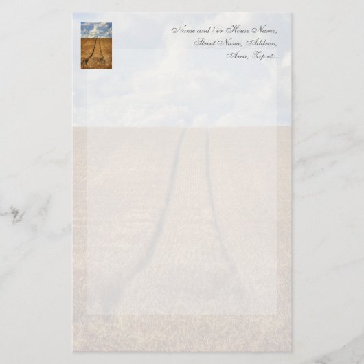 Tarweveld met een been en een been met tractorspor briefpapier (Voorkant)