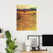 Tarweveld met een uitzicht van Arles van Gogh Poster (Thuiskantoor)