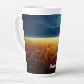 Tarweveld onder maanlicht latte mok (Linkerhoek)