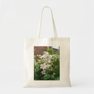 Tas met bloesem van de braamstruik