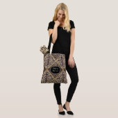 Tas met een bruine afdrukdiamantketen (Op model)
