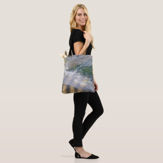 Tas met glinsterend water op rotsen