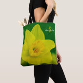 Tas met narcis op groene ondergrond (Dichtbij)