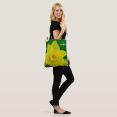 Tas met narcis op groene ondergrond (Op model)