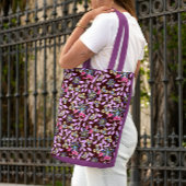 Tas met paarse bloemen op maraachtergrond